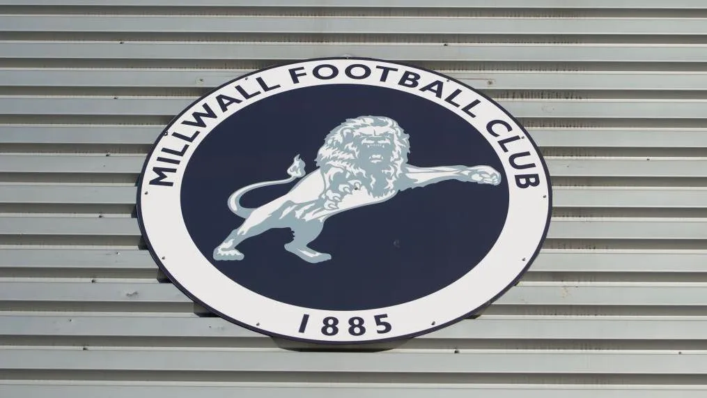 งานเข้า! Millwall จ่อฟ้องสภาเมือง หลังเอาโลโก้สโมสรไปแปะบนชุด KKK ในสมุดเด็ก