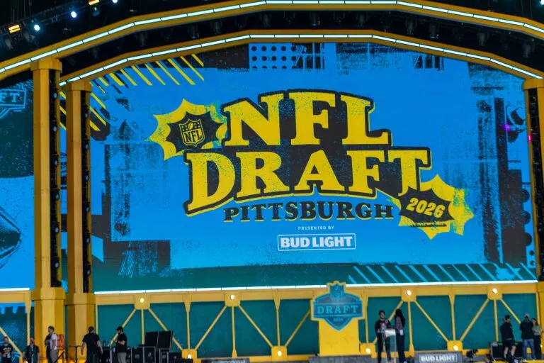 ชำแหละดราฟต์ NFL: ใครรุ่ง ใครร่วง ในคืนที่กลิ่นเหงื่อคละคลุ้งควันบุหรี่