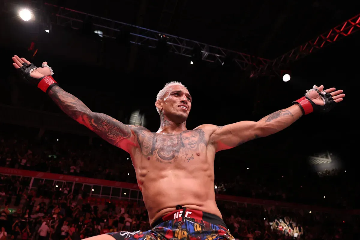 พันธสัญญาแห่งความทนทาน: Charles Oliveira ขยายสัญญา 8 ไฟต์ ยืนหยัดในกรง Octagon จนถึงขีดจำกัดทางชีวภาพ
