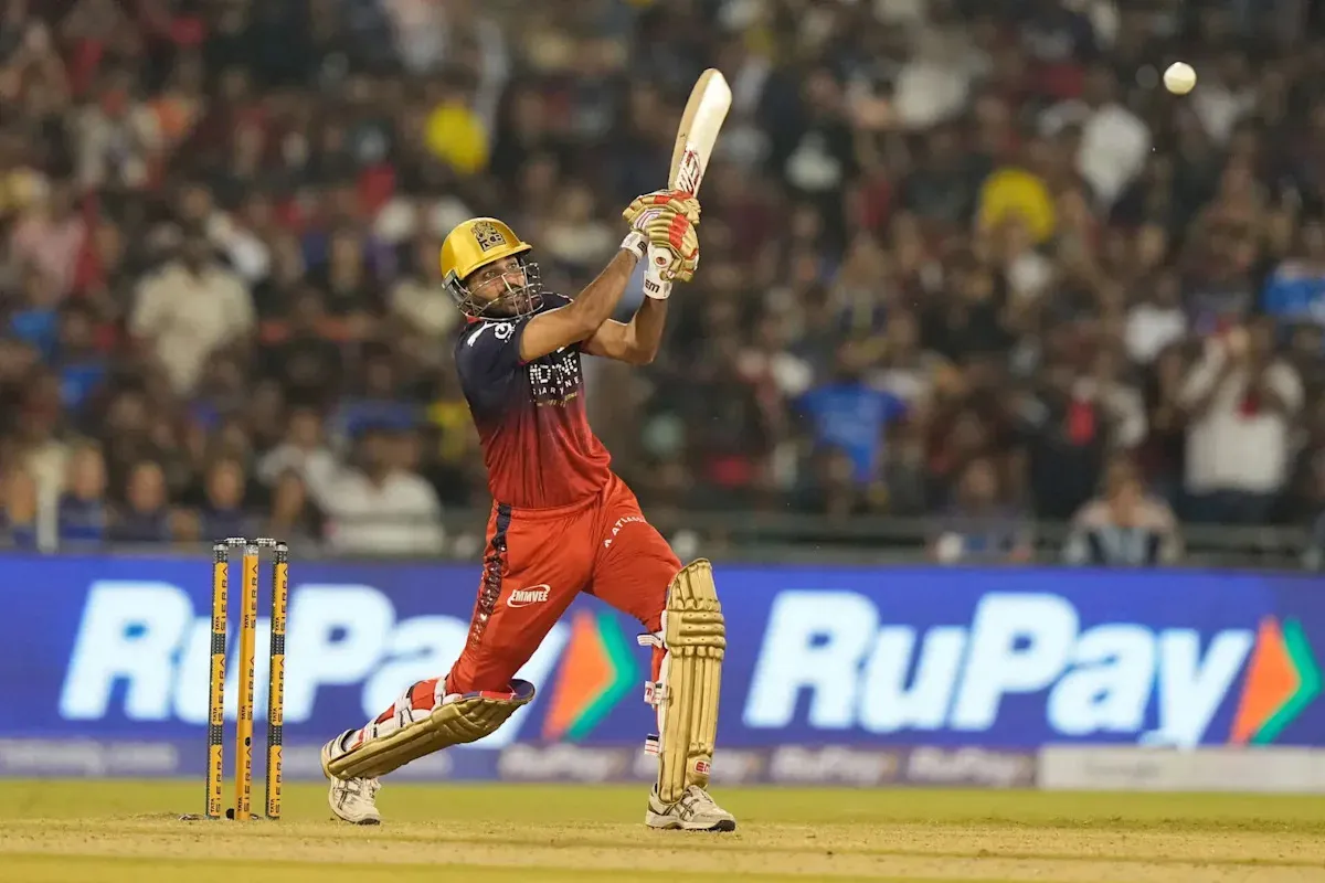 ดูให้เต็มตา! Bhuvneshwar Kumar สอยซิกซ์แรกในรอบ 10 ปี ทำเอา Mumbai Indians ใจสลายคาบ้าน