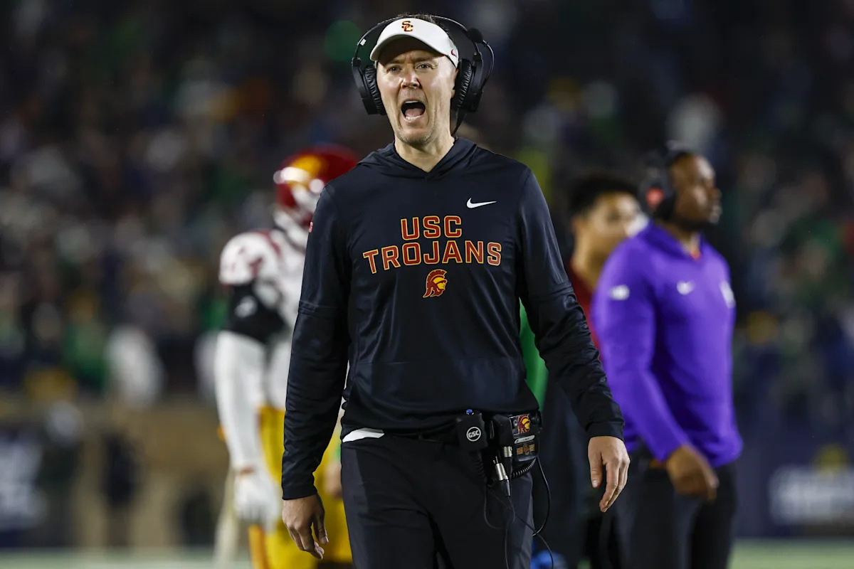 Lincoln Riley กับโลกมโนส่วนตัว: เมื่อโค้ชใหญ่เล่นเป็นเด็กน้อยจัดแถวทหารสังกะสี