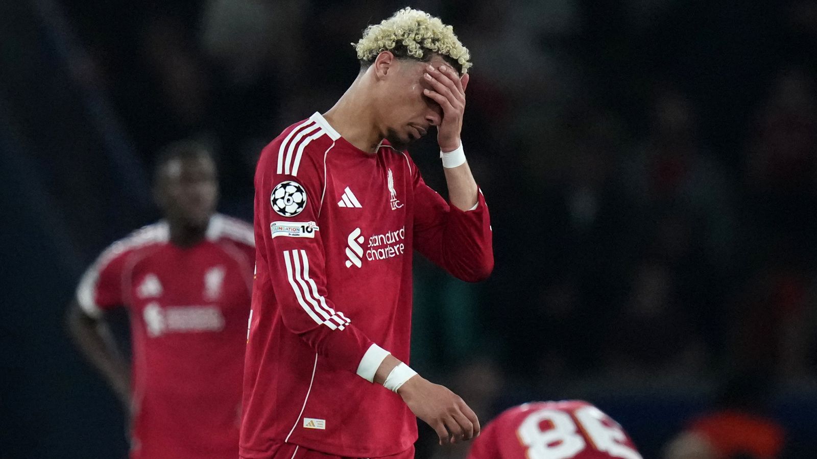 Carragher แซะ Slot วางหมากผิดมหันต์! Van Dijk แทบกราบขอร้องหลังพ่าย PSG