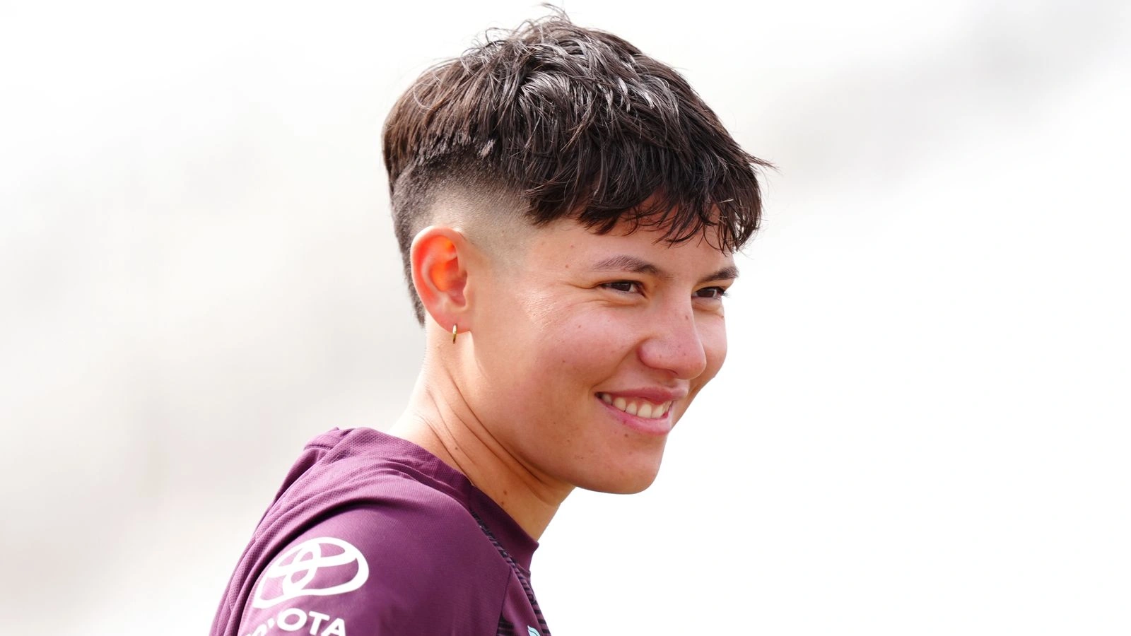Issy Wong กับการฟื้นฟูโครงสร้างกล้ามเนื้อก่อนศึก T20 World Cup ขณะที่ Nat Sciver-Brunt ยังคงรอการประเมินความเสื่อมถอย