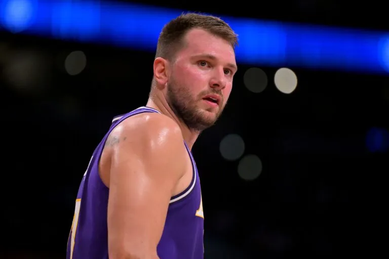 การประเมินความเสี่ยงทางชีวกลศาสตร์: อาการบาดเจ็บของ Luka Doncic และภาวะหนี้สินสะสมของ Lakers