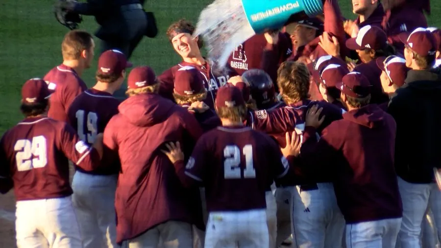 เสียงไม้กระทบลูกที่ปลายอุโมงค์: Fyffe ซัด Walk-off ต่อลมหายใจให้ Bears ในช่วง Extra Inning