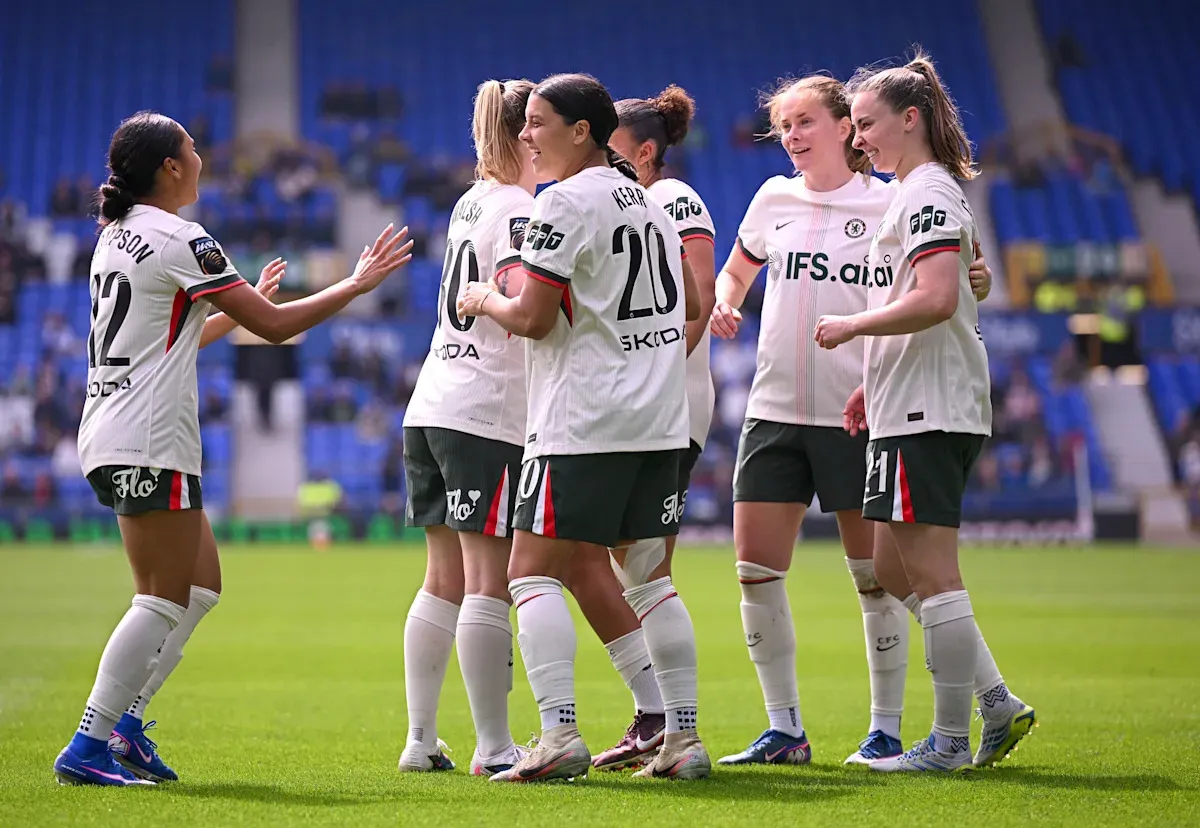เงาที่ทอดยาวเหนือหญ้าเปียก: Sam Kerr ผงาดทาบสถิติประวัติศาสตร์ในค่ำคืนที่ Everton มอดไหม้