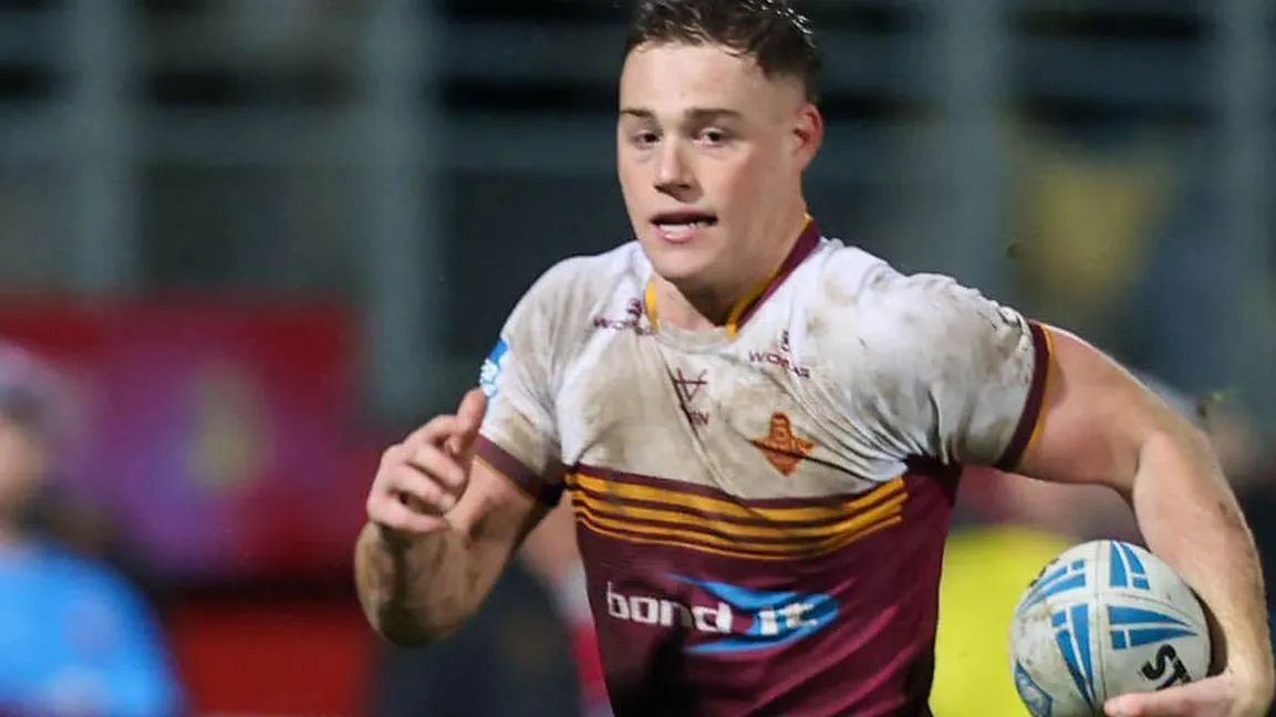 การเสื่อมสภาพของโครงสร้างแนวรุก: Sam Halsall ปีกแห่ง Huddersfield Giants เผชิญภาวะพักแข้งระยะยาว