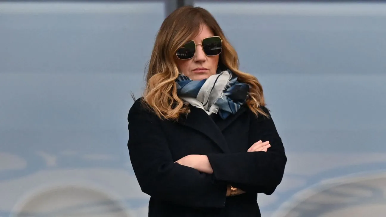 เมื่อกิ่งก้านเก่าร่วงโรย: Karren Brady อำลาตำแหน่งรองประธาน West Ham หลังหยั่งรากลึกมานาน 16 ฤดูกาล