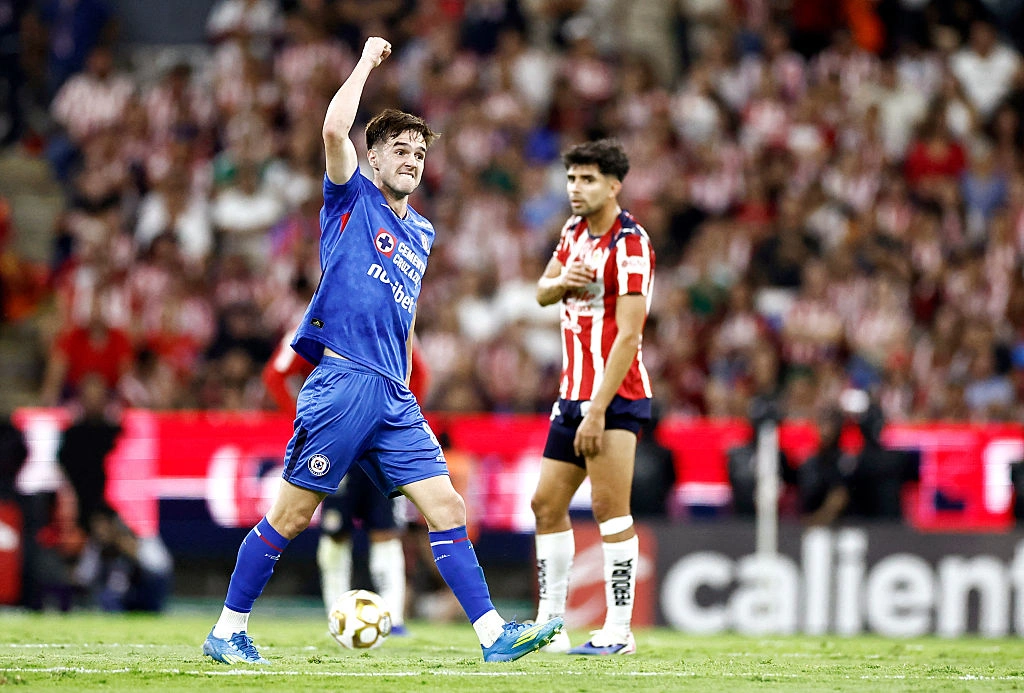 ความล้มเหลวเชิงกลศาสตร์ของ Chivas: Cruz Azul ทะลวงเข้าชิง Liga MX ผ่านช่องโหว่ในระบบป้องกัน