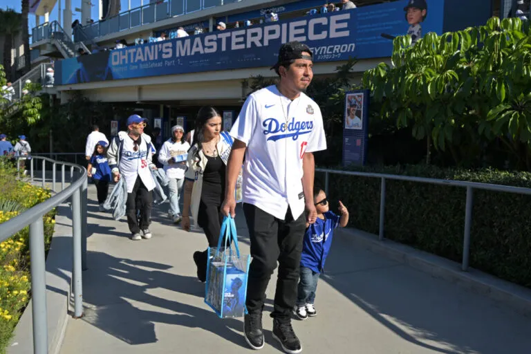 วิเคราะห์ต้นทุนการตลาด: Dodgers เปิดตัวของสมนาคุณ Freddie Freeman และเสื้อฟุตบอล ท่ามกลางสมการความคุ้มค่าของแฟนบอล