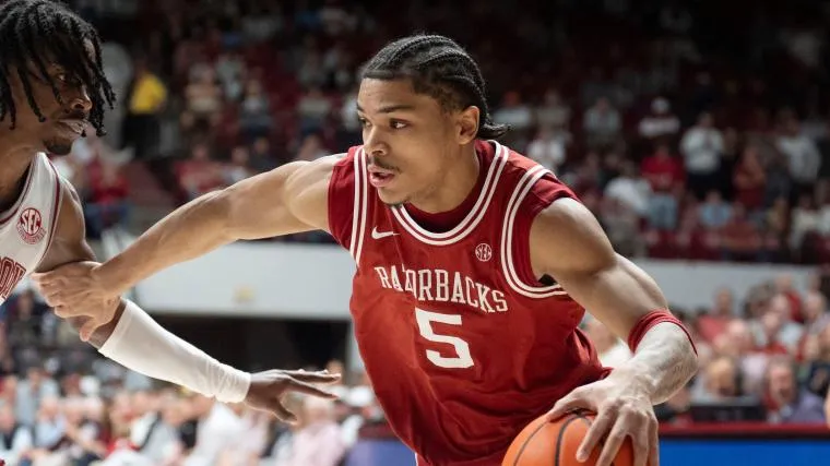 เจาะรอยเท้า Darius Acuff Jr. ในสมรภูมิ NBA Draft Combine 2026: เพชรฆาตเงียบจาก Arkansas Razorbacks