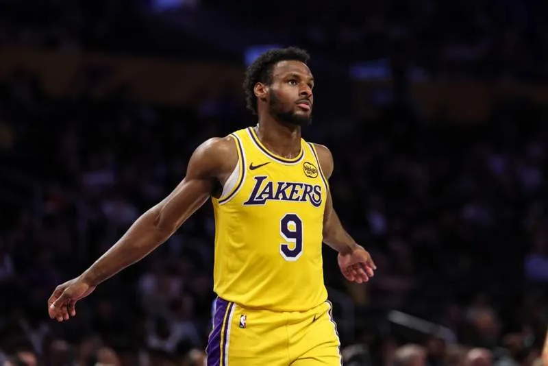 แสงสว่างท่ามกลางพายุ: เมื่อเสียงวิจารณ์ Bronny James เริ่มเปลี่ยนไปในคืนที่ Lakers ปราชัย