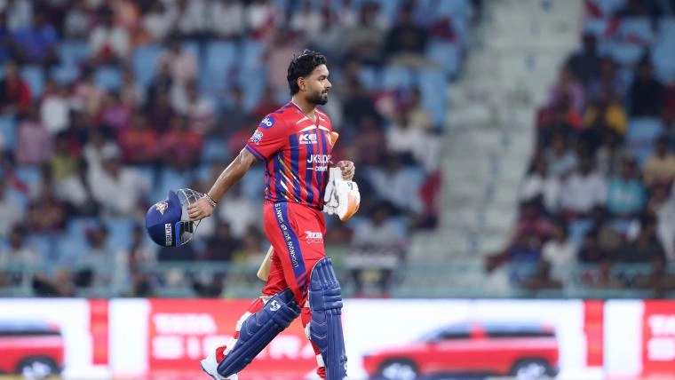 Rishabh Pant กับจังหวะ 'อิหยังวะ' กลางสนาม! หลบคำถาม Ian Bishop เรื่อง Mohammed Shami หรือแค่คุยกันคนละคลื่น?
