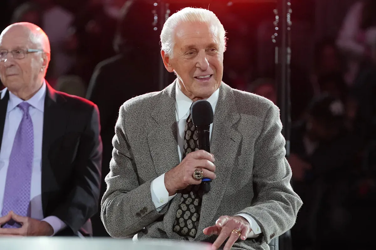 Pat Riley ปฏิเสธการปลดระวาง: การวิเคราะห์ความเสี่ยงและโครงสร้างอำนาจใน Miami Heat