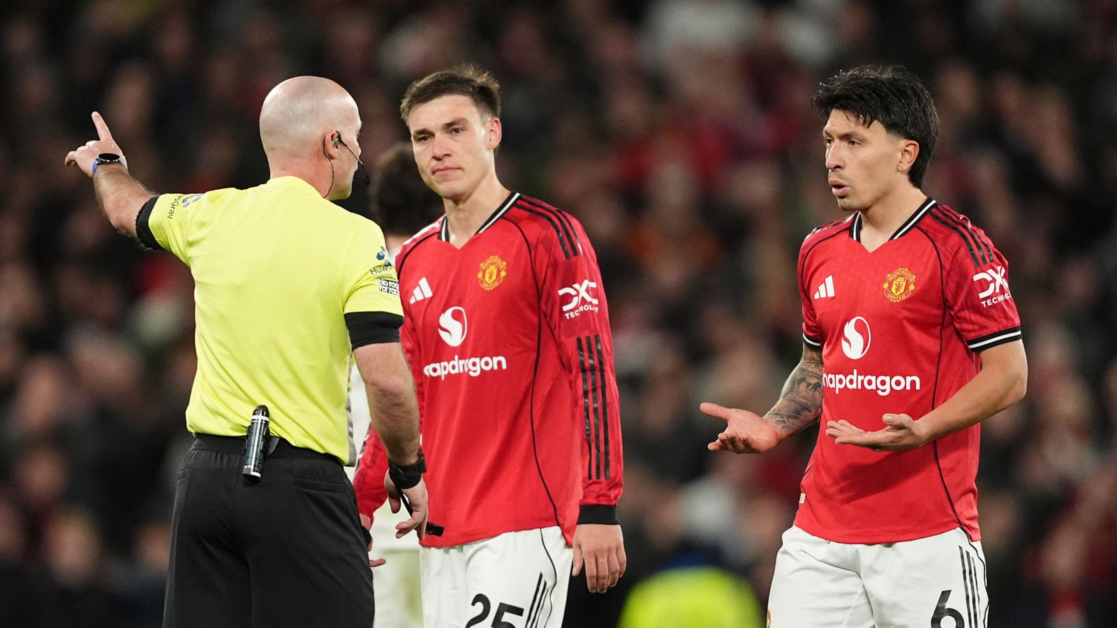 แดงแบบงงๆ! Carrick หัวร้อน VAR ทำพิษไล่ Martinez โคตรแย่