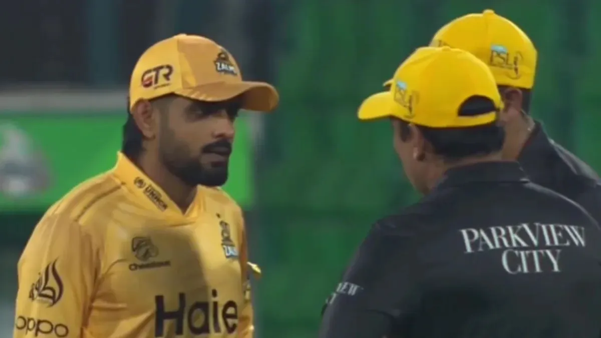 วิวาทะเดือดใต้แสงไฟ! Babar Azam ปะทะผู้ตัดสินกลางสมรภูมิ PSL เมื่อลูกบอลอันตรธานหายไปในเงามืด