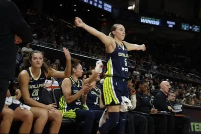 เปิดม่านสงครามยัดห่วงหญิง: เมื่อ Caitlin Clark ต้องดวล Paige Bueckers และการจุติของทีมหน้าใหม่ใน WNBA