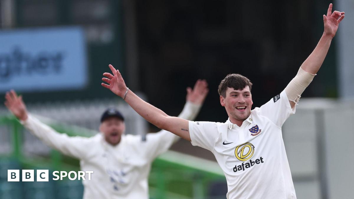 Crocombe โชว์โหด! Sussex ขยี้ Leicestershire
