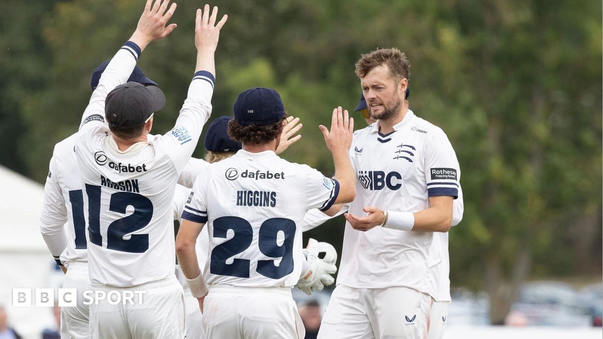 Middlesex กุมความได้เปรียบเหนือ Lancashire หลัง Tom Helm ระเบิดฟอร์มทำลายสถิติส่วนตัว