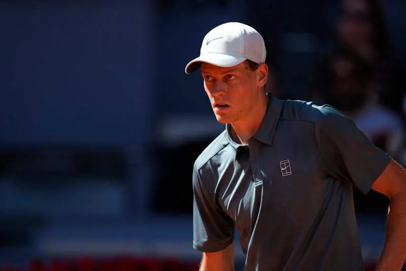 บทเรียนสังหารที่ Madrid Open: Jannik Sinner บดขยี้ Alexander Zverev พร้อมทาบสถิติ 15 ปีของตำนาน