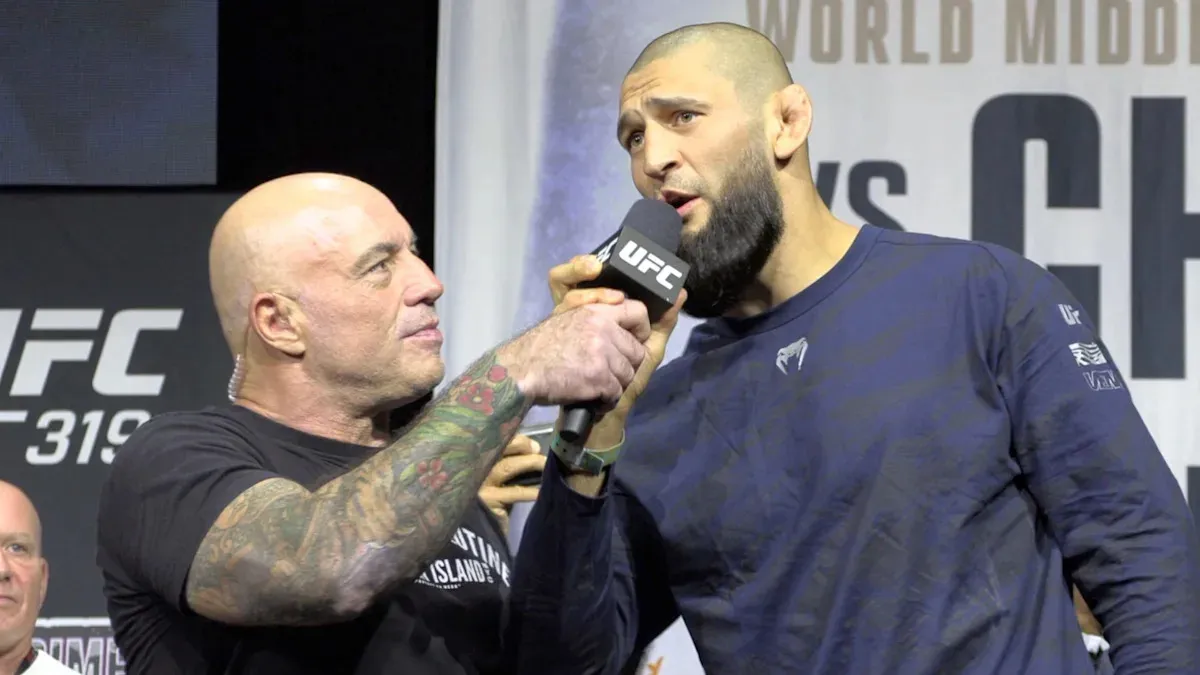 เสียงเพรียกจากกรงเหล็ก: Joe Rogan คืนถิ่นประกาศศักดาใน UFC 328 สำหรับศึก Chimaev vs. Strickland