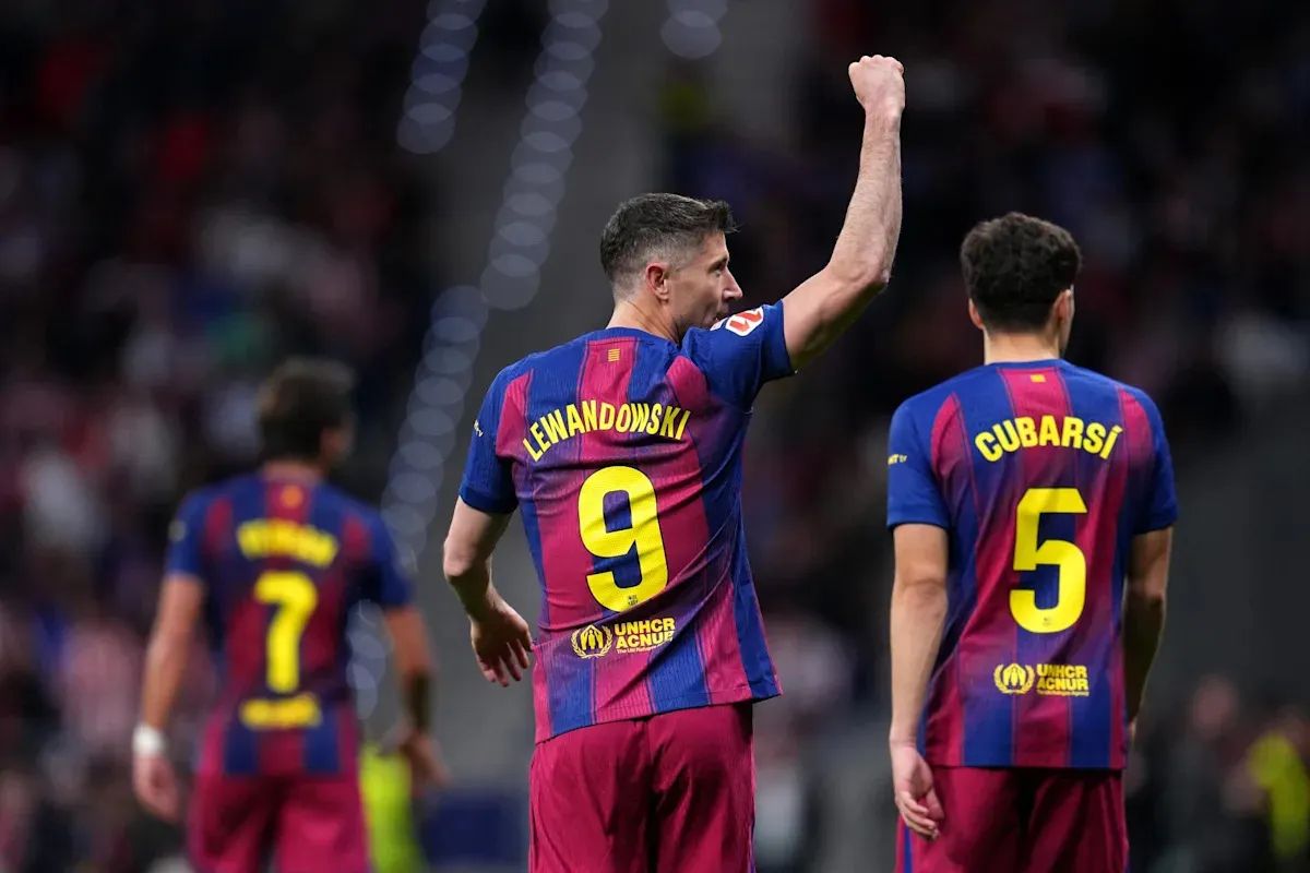 เงาที่ทอดยาวใน Catalonia: เมื่อ Pini Zahavi เตรียมเปิดโต๊ะเจรจากับ Juventus ท่ามกลางกลิ่นอายการอำลาของ Robert Lewandowski