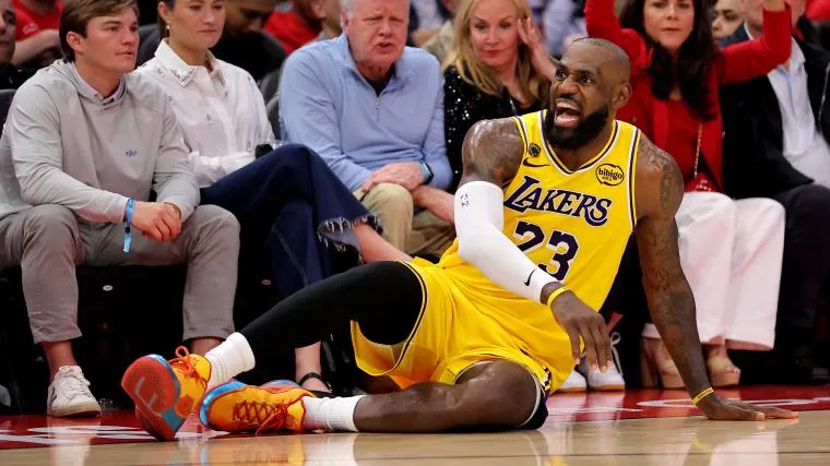 เบื้องหลังภาพประทับใจ: เมื่อ Will Anderson Jr. พยุง LeBron James ลุกขึ้น... ความจริงที่ซ่อนอยู่ใต้รอยยิ้ม