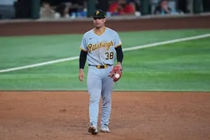 คราบเหงื่อและรอยร้าวที่ Globe Life Field: เมื่อเกมบุกของ Pirates ดับสนิทต่อหน้า Rangers