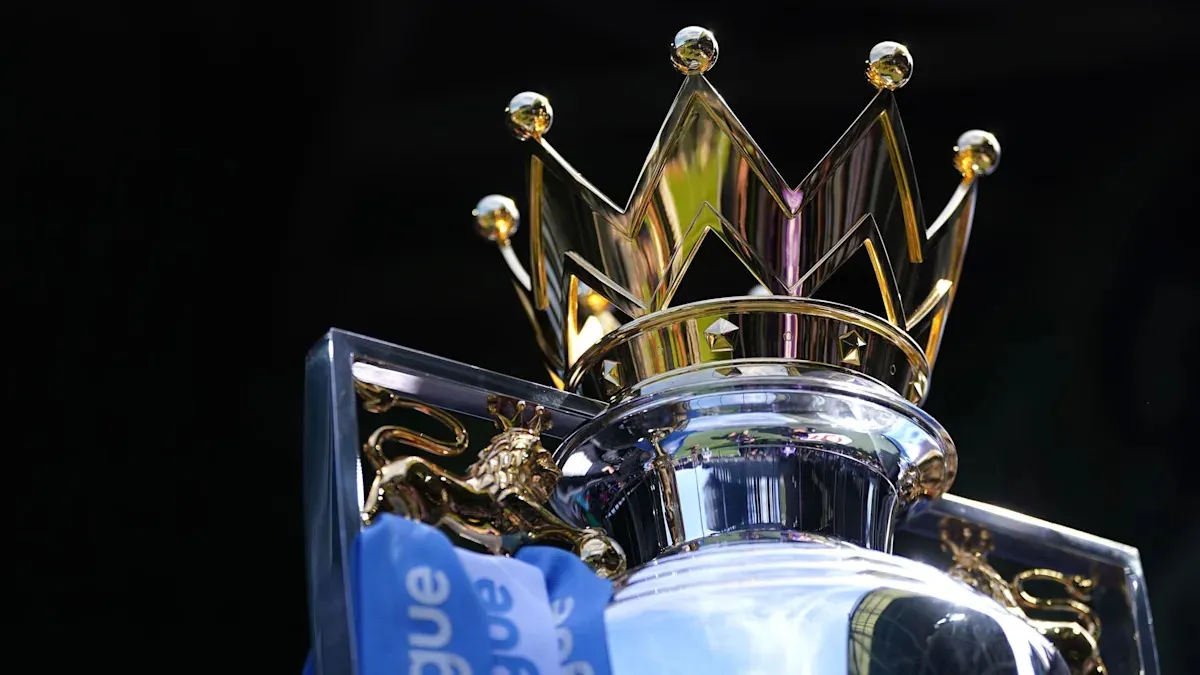 อาภรณ์แห่งเกียรติยศ: ถ้วยรางวัล Premier League และ WSL เตรียมจารึกประวัติศาสตร์ ณ เกาะ Guernsey