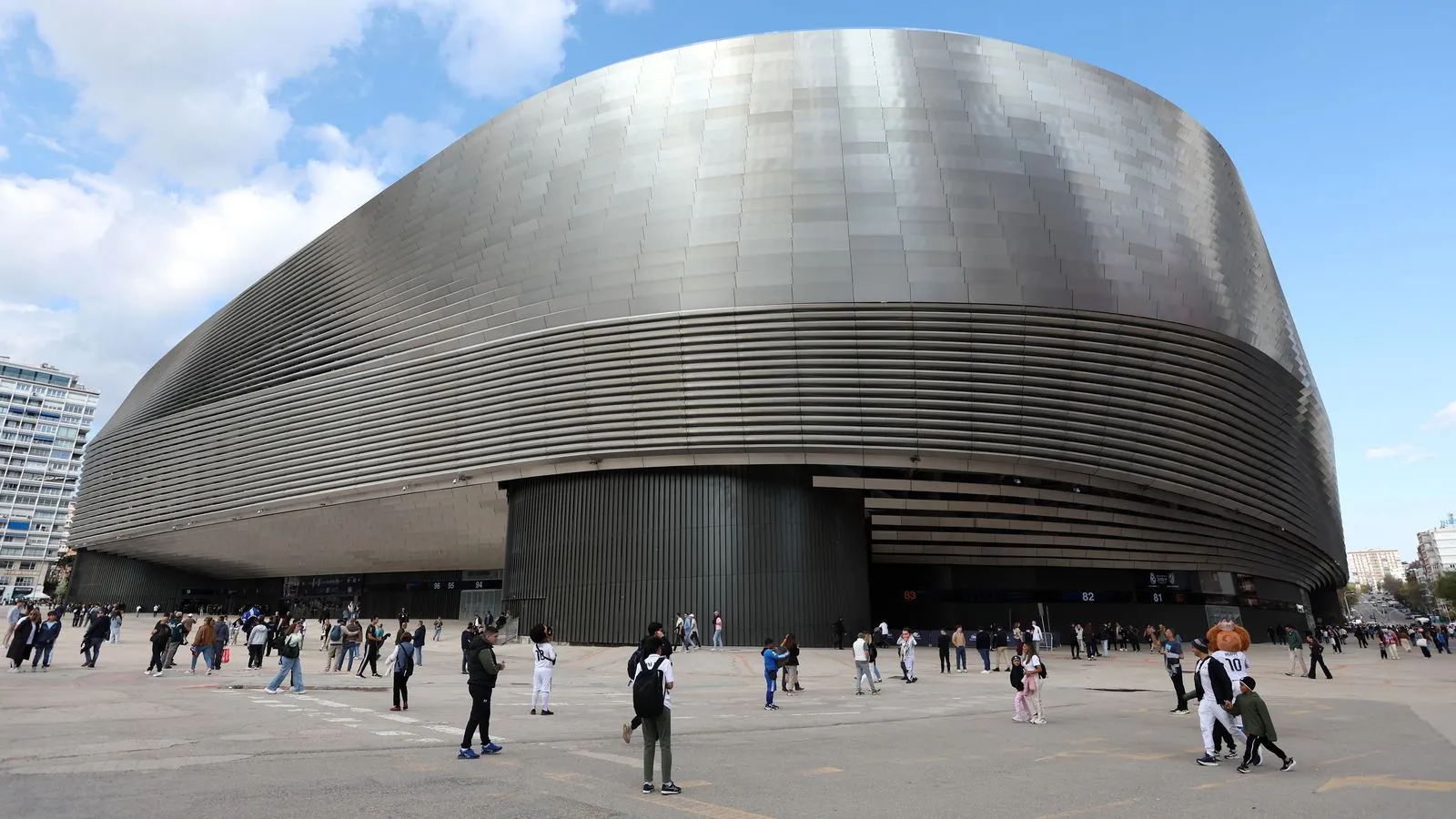 วิเคราะห์โครงสร้างสนาม Bernabeu: การติดตั้งคอร์ทดินจำลองเพื่อรองรับ Carlos Alcaraz และคณะ