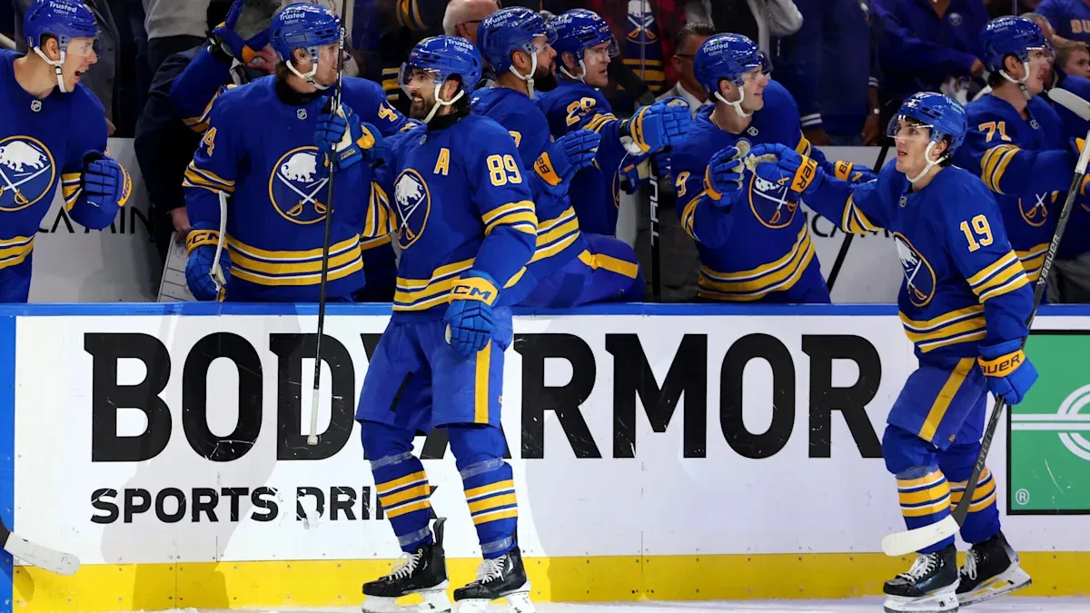 ปล้นชัยในความมืด: Buffalo Sabres รัวสี่เม็ดรวด ขยี้ Boston Bruins ดับคาลานน้ำแข็ง