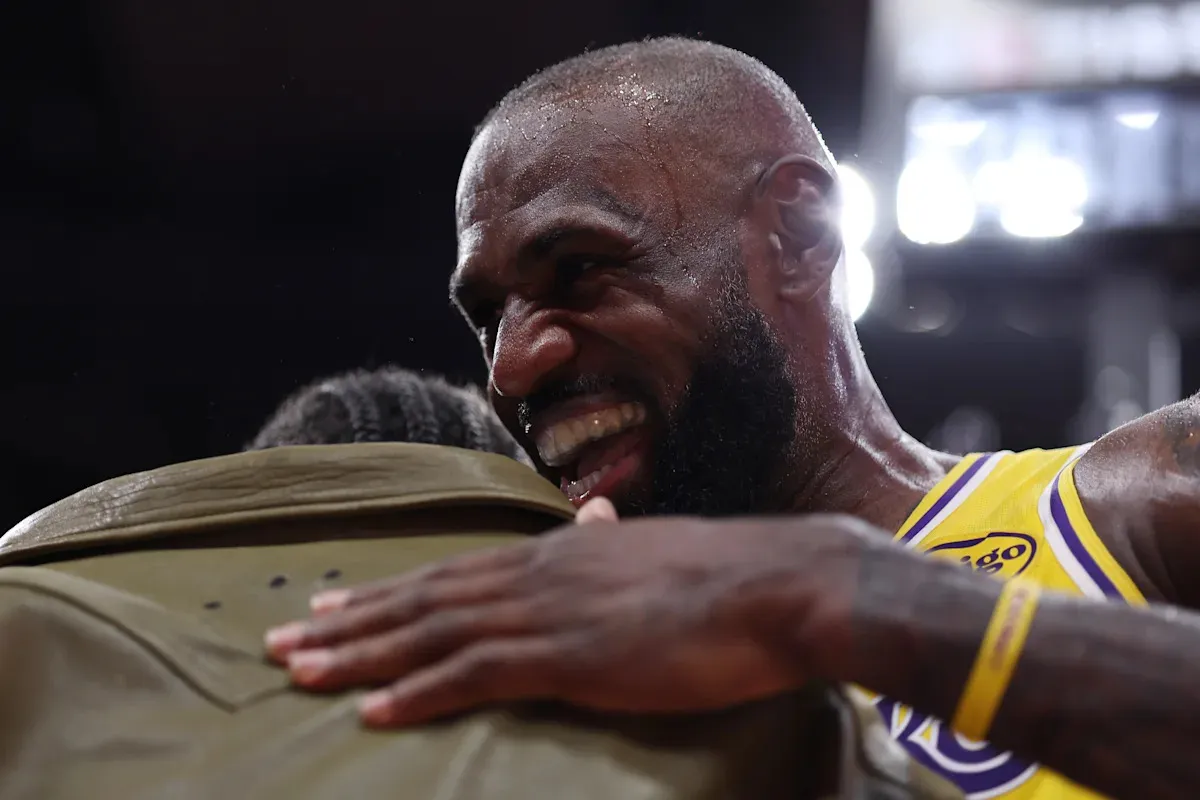 LeBron James ปล่อยมุกอำกระจาย หลังปะทะ Will Anderson Jr. ในเกม 6: 'นั่นลูกคนที่สี่ของผมเอง'