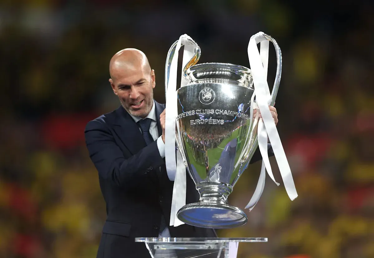 เงาที่เลือนหายใน Bernabéu: เมื่อ Real Madrid หวนหา Zinedine Zidane ในวันที่แสงไฟเริ่มหม่นแสง