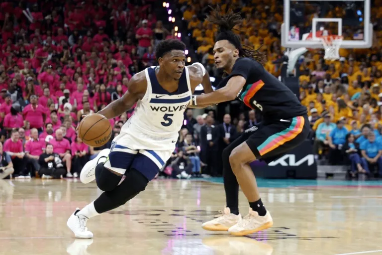 เงาซ้อนเงา: Timberwolves บดขยี้ Spurs ขณะที่ Knicks ปิดบัญชี Sixers เลือดสาด