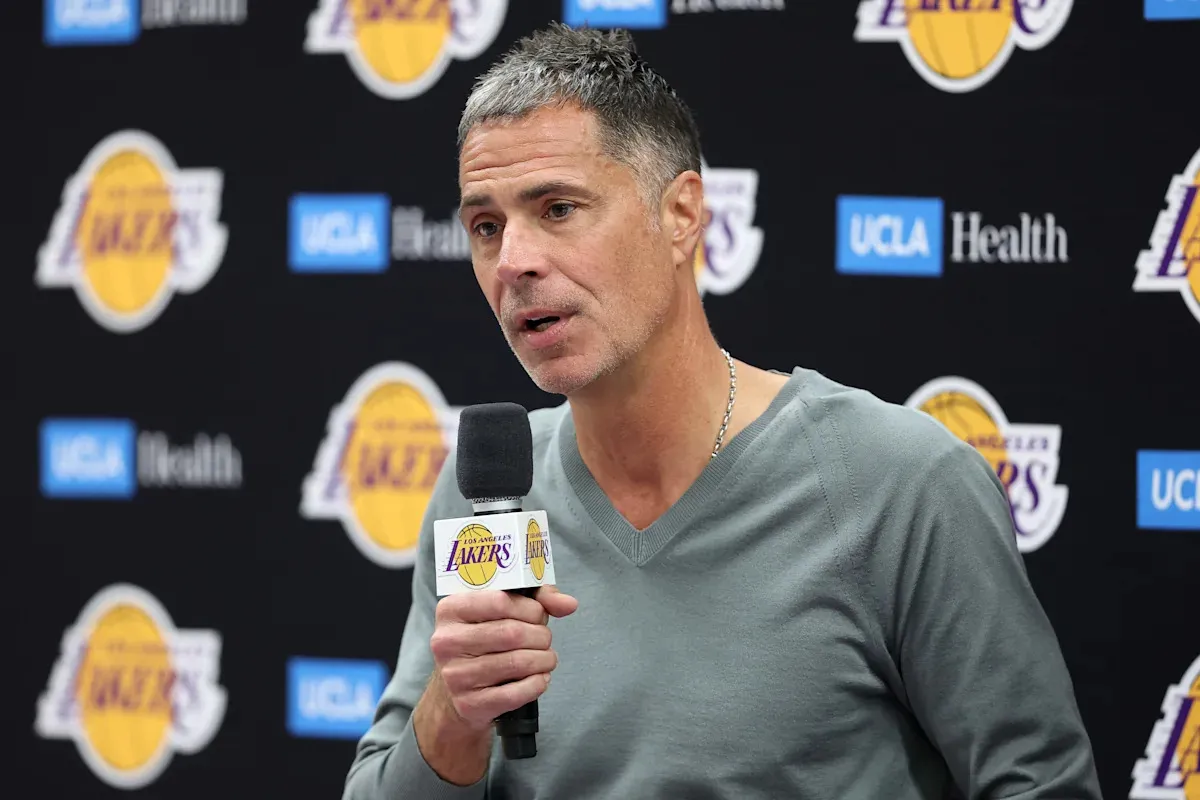 เดิมพันครั้งใหม่ของ Rob Pelinka: แผนผ่าตัดหลังบ้าน Lakers กับภารกิจทวงคืนความยิ่งใหญ่