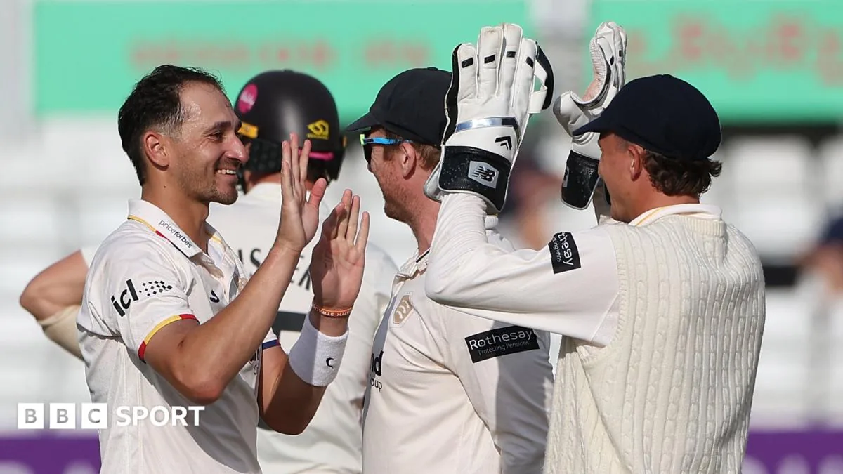 เอสเซ็กซ์ ถล่ม Surrey วันแรก Chelmsford ก่อนแสงหมด