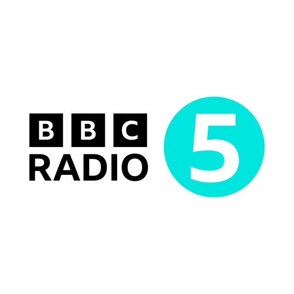 เงาเสียงจากห้องส่ง: เมื่อ John Helm วาดลวดลายผ่านคลื่นวิทยุ Radio 5 Live