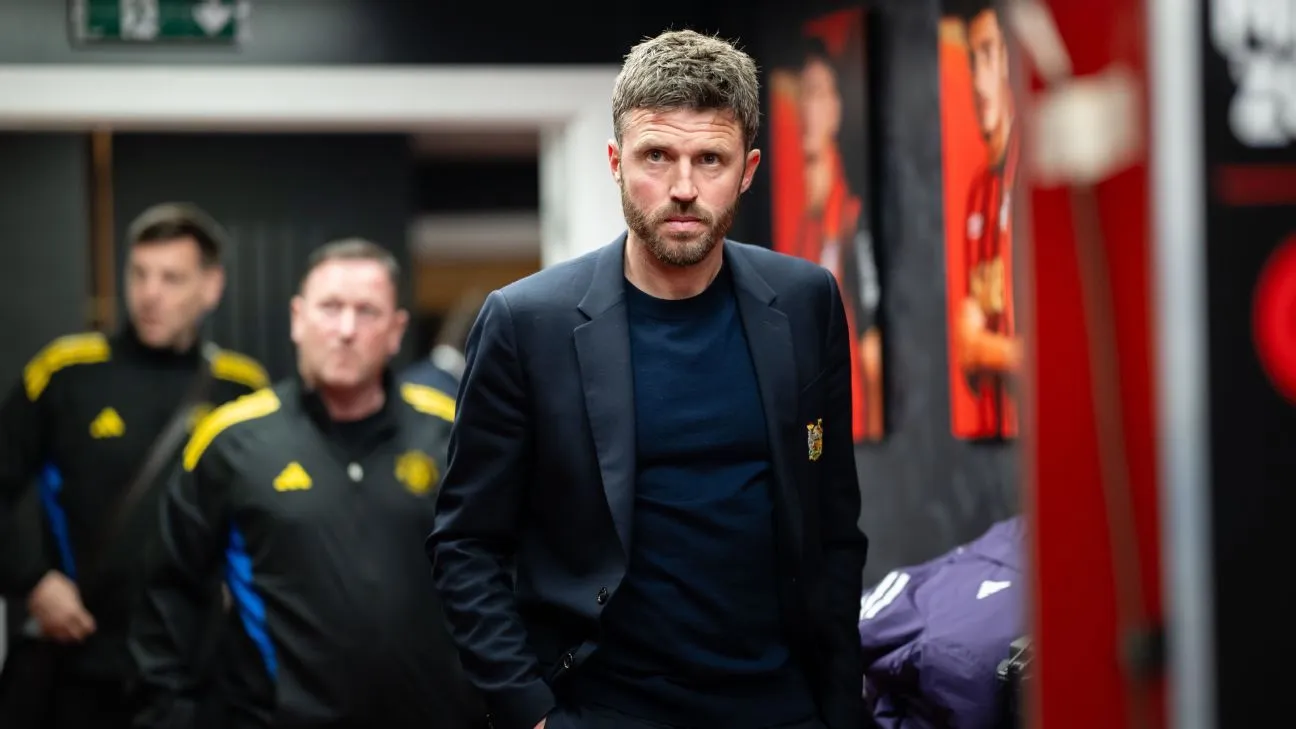 นาฏกรรมแห่งอำนาจที่ Old Trafford: Michael Carrick คือกงล้อประวัติศาสตร์ใหม่ หรือเพียงภาพลวงตาชั่วคราว?