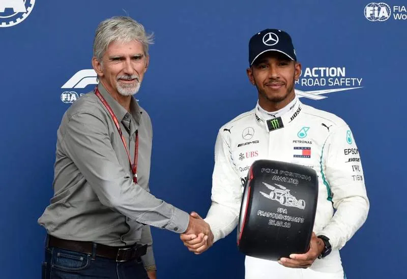 โศกนาฏกรรมแห่งกาลเวลา: Damon Hill วิเคราะห์การยอมรับในความเสื่อมถอยของ Lewis Hamilton บนวิถีแห่งความเร็ว