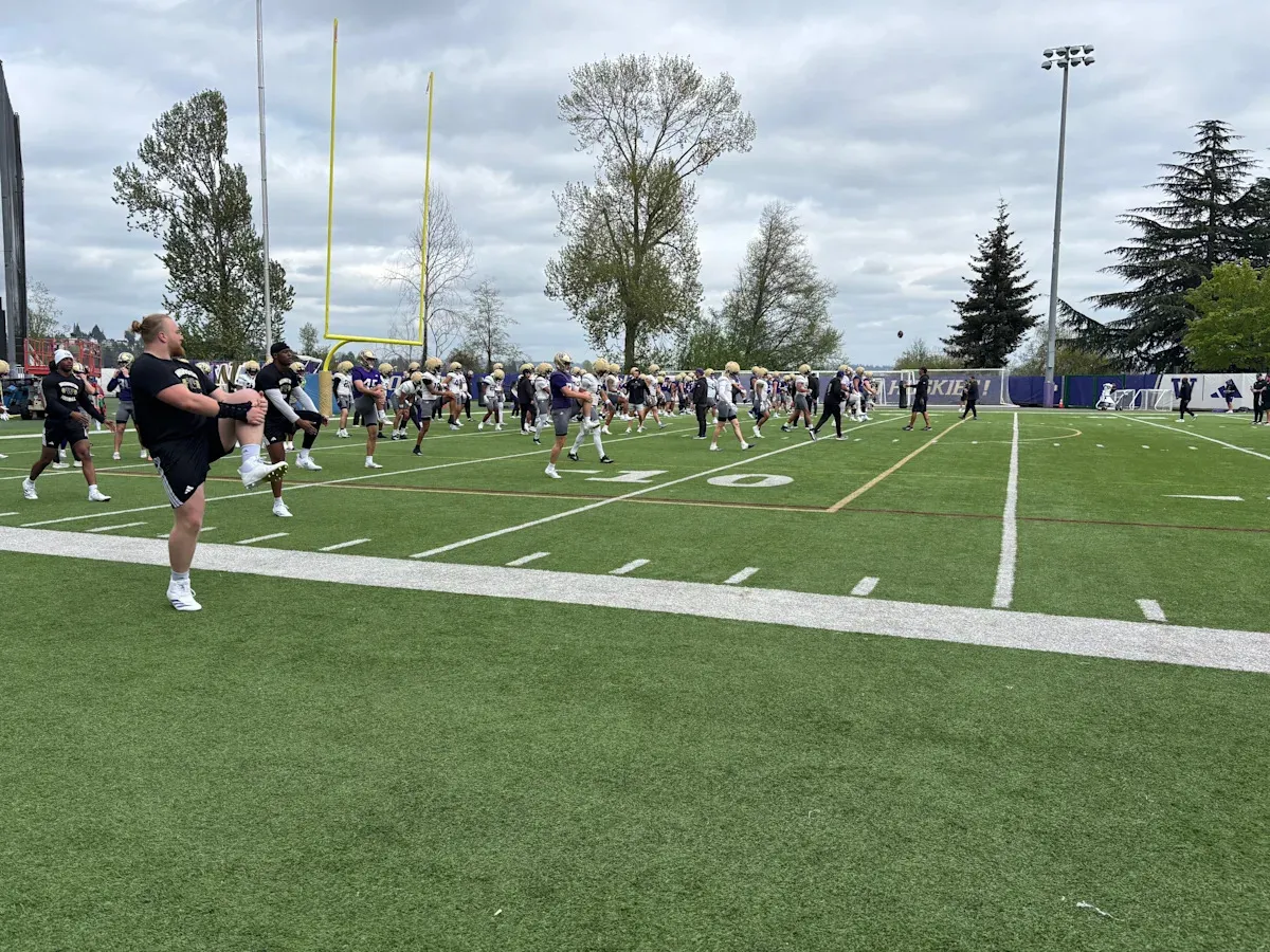 ควันจางที่สนามซ้อม: เมื่อเด็กหนุ่ม Washington Huskies เริ่มเขี้ยวลากดินในการซ้อมครั้งที่ 11