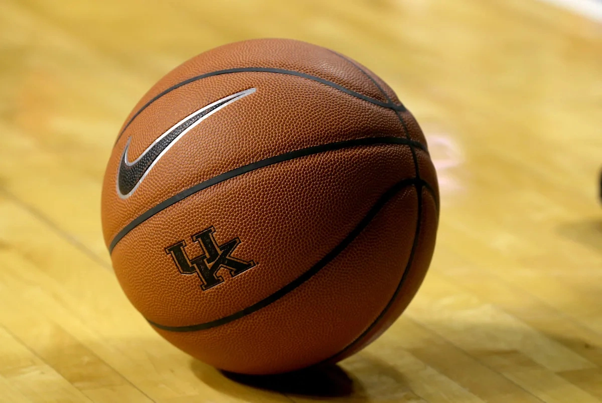 อนาคตใต้แป้นที่ส่องประกาย: Kentucky ยื่นข้อเสนอชิงตัว Lewis Uvwo เซ็นเตอร์ดาวรุ่งพุ่งแรงแห่งคลาส 2027