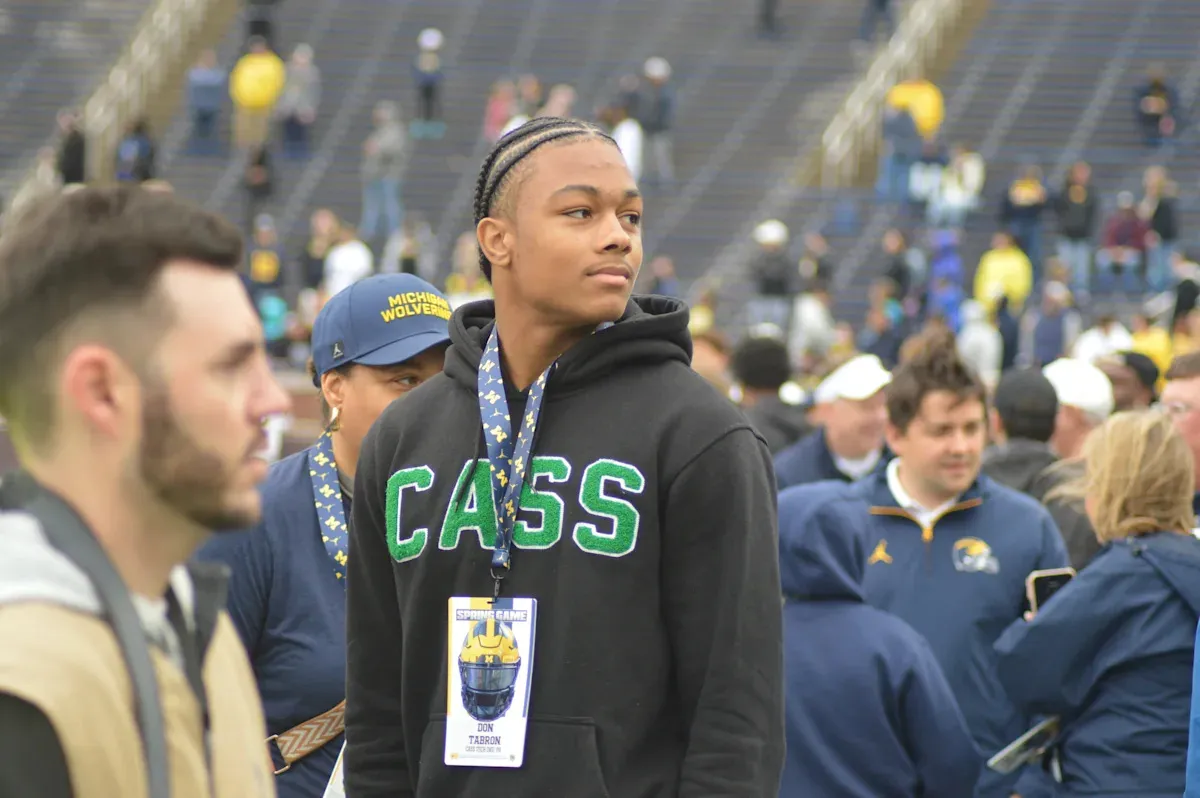 เงาในม่านหมอก: เมื่อเหล่าดาวรุ่งจ้องมองอนาคตในเกมอุ่นเครื่องยุคใหม่ของ Michigan Football