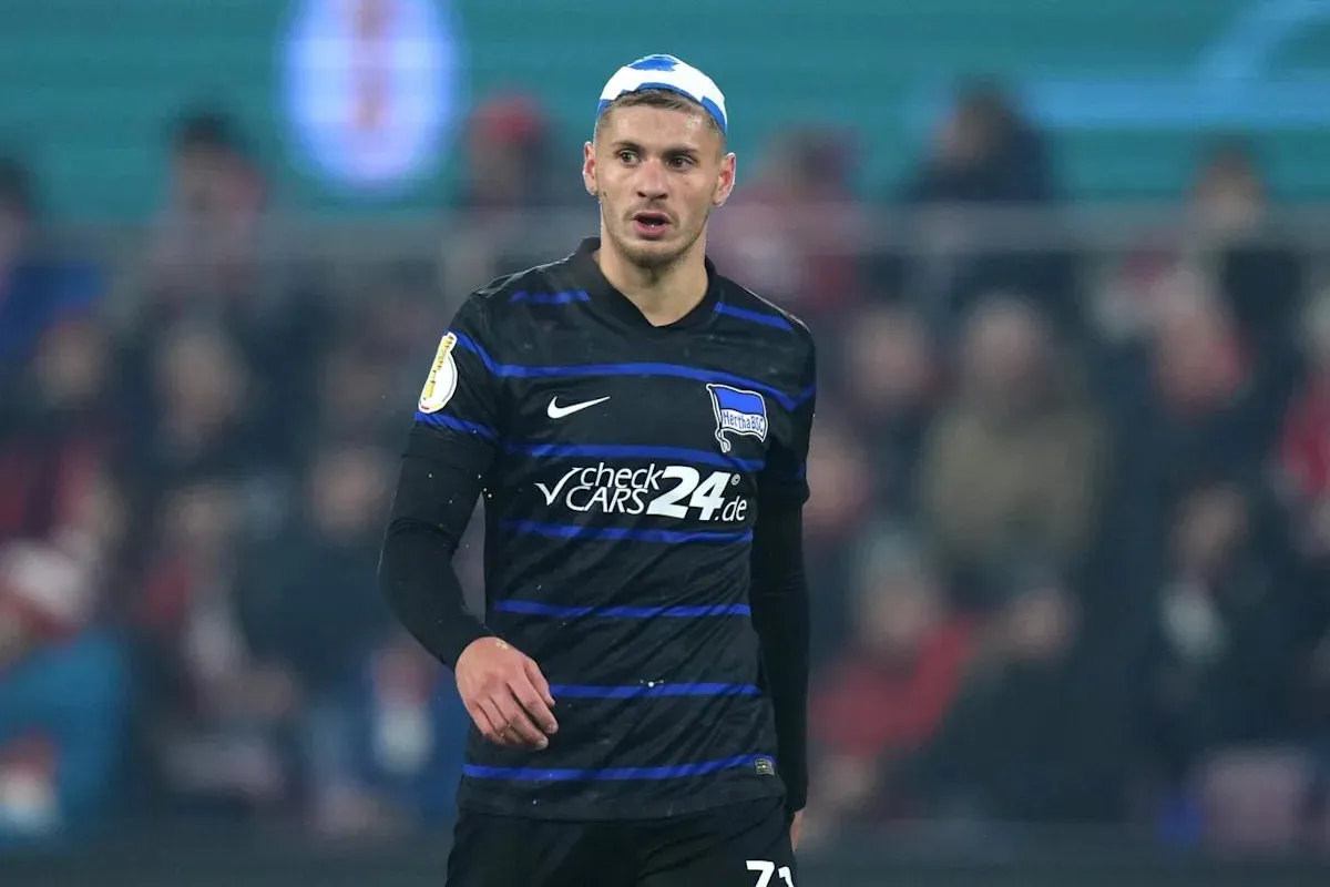 เงาที่ทอดยาวเหนือ Olympiastadion: Augsburg กับการไล่ล่าตัว Márton Dárdai ในฤดูกาลที่ผุพัง