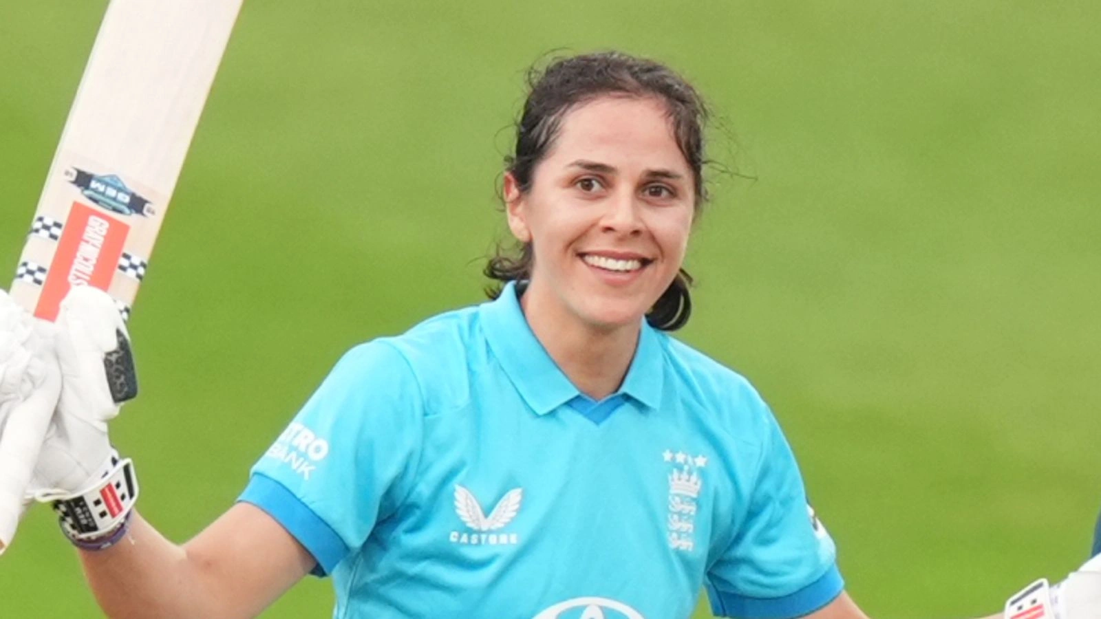 Maia Bouchier ทำร้อยแต้มในเกม England Women พบ Ireland Women พาอังกฤษสร้างสถิติใหม่