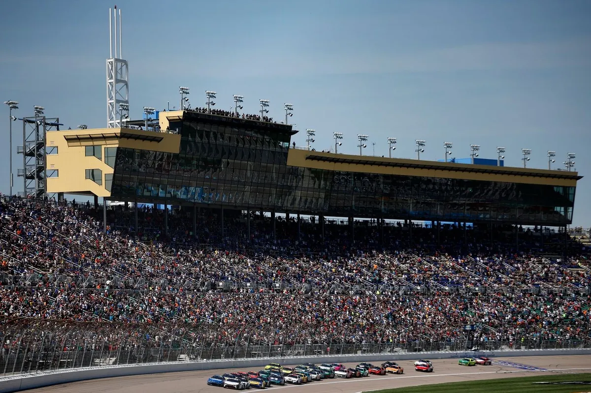 นาฏกรรมแห่งความเร็ว: เมื่อ FOX ใช้แรงส่งจาก Kansas Speedway ปลุกวิญญาณ IndyCar ณ Long Beach