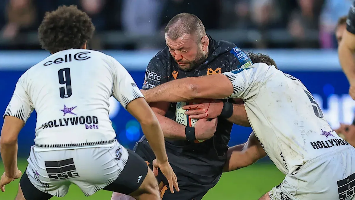 Ospreys เฉือนชนะ Sharks ในศึก Bridgend ท่ามกลางสถานการณ์ลุ้นพื้นที่เพลย์ออฟที่ยากลำบาก