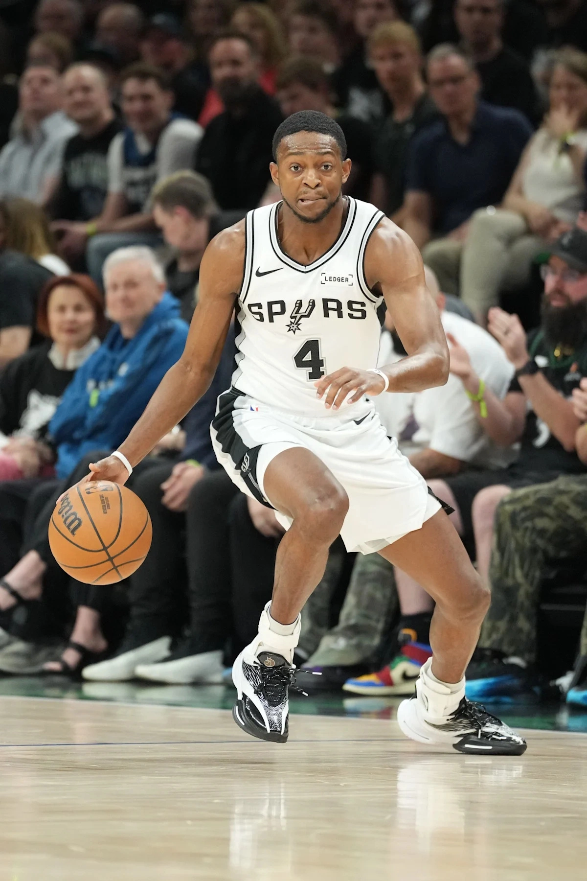 รายงานความเสี่ยงทางกายภาพ: De’Aaron Fox และภาวะความไม่มั่นคงของข้อต่อในเกมชี้ชะตาของ San Antonio Spurs