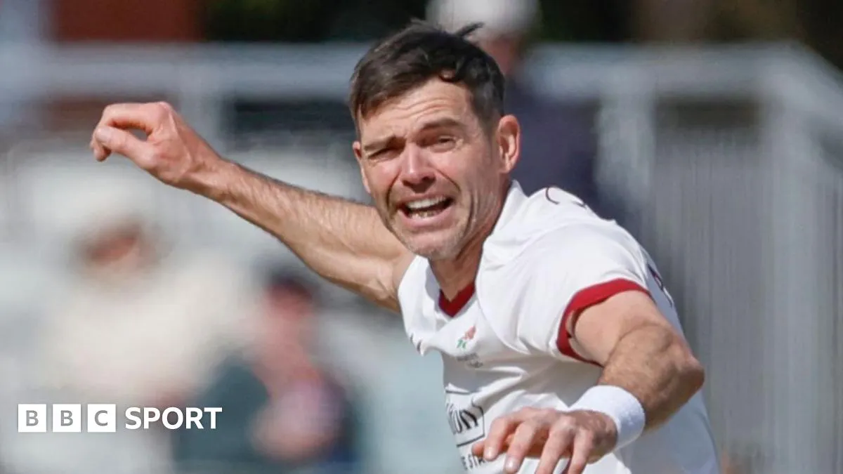 มหากาพย์แห่ง Old Trafford: เมื่อ James Anderson ร่ายมนต์อสูรสี Rosso Corsa บดขยี้ Derbyshire จนสิ้นซาก