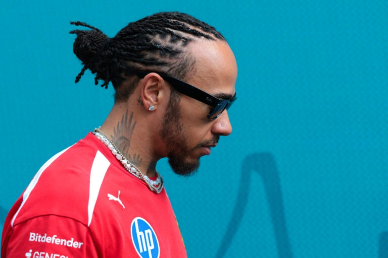 โศกนาฏกรรมแห่งความเสมือนจริง: เมื่อ Lewis Hamilton ปฏิเสธศรัทธาใน Simulator ของ Ferrari จนยอดนักขับ IndyCar ต้องออกโรงป้อง