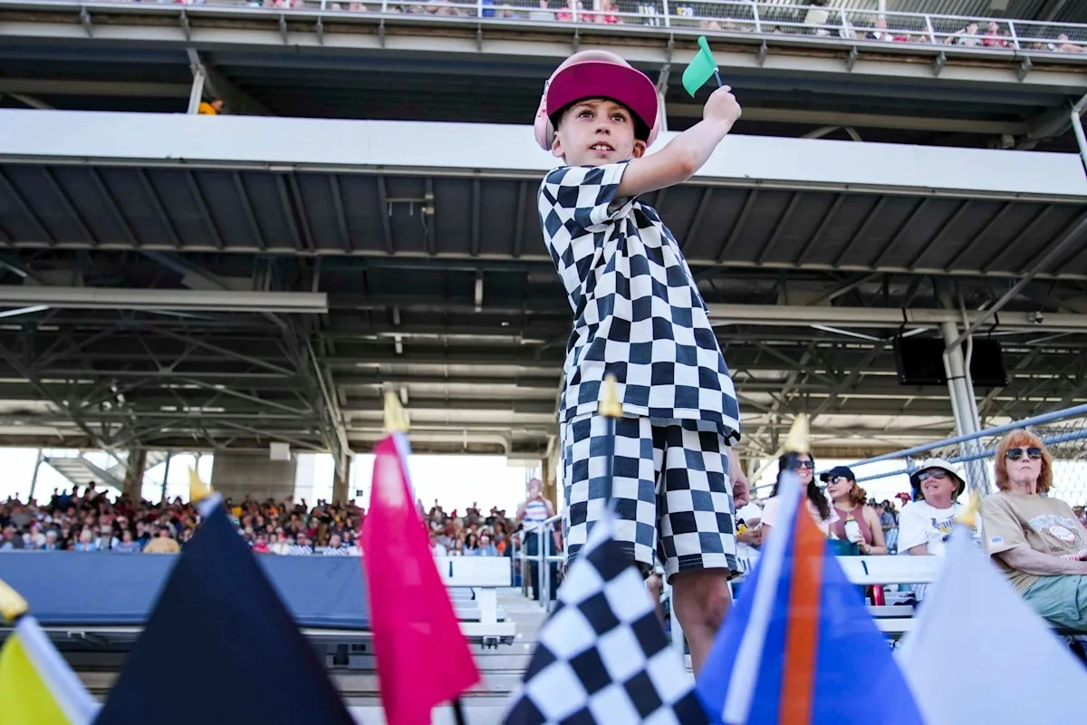 นาฏกรรมแห่งผืนผ้า: ถอดรหัสอาณัติสัญญาณท่ามกลางพายุความเร็วใน Indy 500